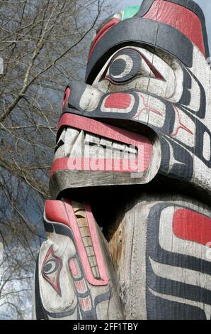 Rana sopra Bear Holding Seal - Carver: Richard Hunt 1988. Cowichan Valley, Vancouver Island, British Columbia, Canada. Foto Stock