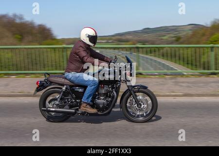 2016 Triumph Bonneville T120 nero; motociclista maschile; trasporto a due ruote, motociclette, veicoli su strade britanniche, motociclette, motociclisti che guidano a Manchester, Regno Unito Foto Stock