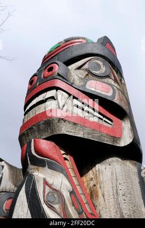 Rana sopra Bear Holding Seal - Carver: Richard Hunt 1988. Cowichan Valley, Vancouver Island, British Columbia, Canada. Foto Stock