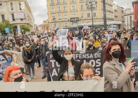 Madrid, Spagna. 24 Apr 2021. Protesta convocata dalla Free Fox Association contro la sperimentazione animale. L'associazione per i diritti degli animali Free Fox si è concentrata contro la sperimentazione animale in Plaza de Jacinto Benavente a Madrid. (Foto di Alberto Sibaja/Pacific Press) Credit: Pacific Press Media Production Corp./Alamy Live News Foto Stock