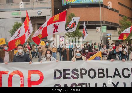 Madrid, Spagna. 23 Apr 2021. Decine di giovani si riuniscono a Madrid contro lo spopolamento di Castilla y Leon il 23 aprile.convocato dalla Gioventù di Castilla y Leon, Soria Now! o BurgosPidePaso, decine di giovani si riuniscono nella Plaza de Callao di Madrid, sotto lo slogan di "Stop depopolation Castilla y Leon", per chiedere misure contro lo spopolamento della Comunità. (Foto di Alberto Sibaja/Pacific Press) Credit: Pacific Press Media Production Corp./Alamy Live News Foto Stock