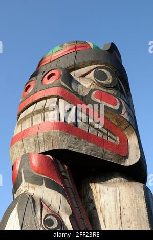 Rana sopra Bear Holding Seal - Carver: Richard Hunt 1988. Cowichan Valley, Vancouver Island, British Columbia, Canada. Foto Stock