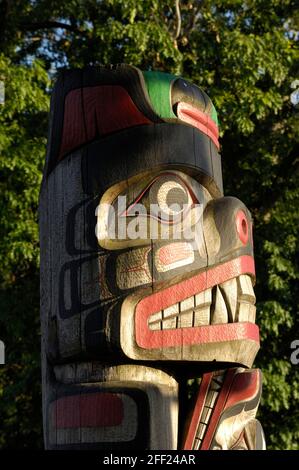 Rana sopra Bear Holding Seal - Carver: Richard Hunt 1988. Cowichan Valley, Vancouver Island, British Columbia, Canada. Foto Stock