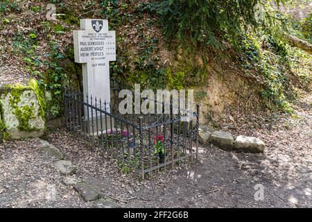 Tomba di tre scout feriti fatalmente nel 1930 Essendo sepolto nei tunnel del castello sotto il Castello di Liedberg Foto Stock