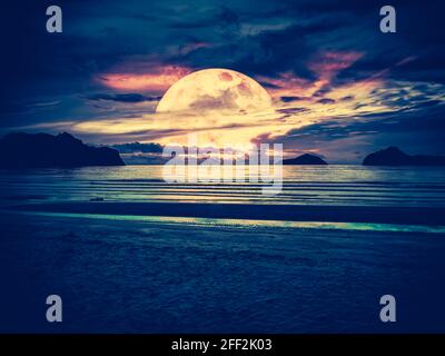 Luna super. Cielo colorato con luna piena luminosa sopra il mare. Serenità natura sfondo, all'aperto a gloaming. La luna presa con la mia macchina fotografica. Foto Stock