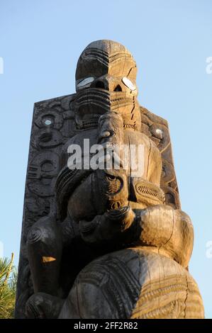 Tane Hiira Pou Karanga - te Awhio Whio - lo spirito di accoglienza del suono sopra Tane Hiira, il re della foresta di cedri - Carver: Tupari Tewhata (Maori) Foto Stock