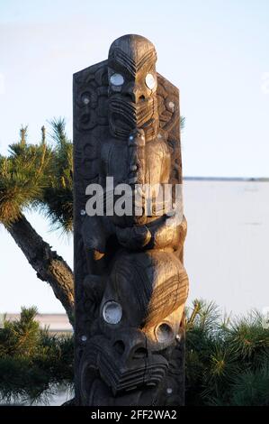 Tane Hiira Pou Karanga - te Awhio Whio - lo spirito di accoglienza del suono sopra Tane Hiira, il re della foresta di cedri - Carver: Tupari Tewhata (Maori) Foto Stock