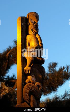 Tane Hiira Pou Karanga - te Awhio Whio - lo spirito di accoglienza del suono sopra Tane Hiira, il re della foresta di cedri - Carver: Tupari Tewhata (Maori) Foto Stock