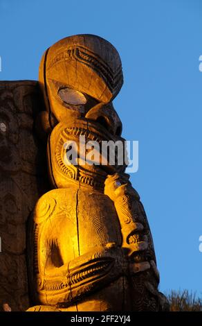 Tane Hiira Pou Karanga - te Awhio Whio - lo spirito di accoglienza del suono sopra Tane Hiira, il re della foresta di cedri - Carver: Tupari Tewhata (Maori) Foto Stock