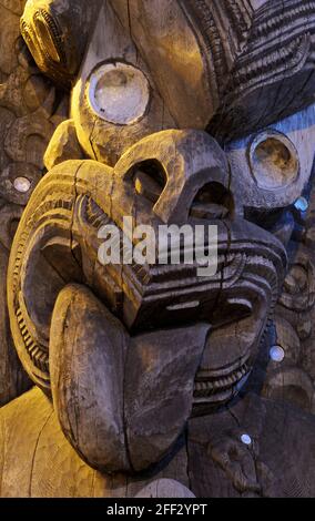 Tane Hiira Pou Karanga - te Awhio Whio - lo spirito di accoglienza del suono sopra Tane Hiira, il re della foresta di cedri - Carver: Tupari Tewhata (Maori) Foto Stock