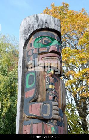 Cedar Man Holding Talking Stick - Carver: Richard Hunt 1988. Cowichan Valley, Vancouver Island, British Columbia, Canada. Foto Stock