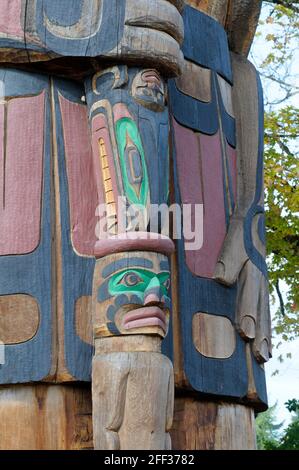 Cedar Man Holding Talking Stick - Carver: Richard Hunt 1988. Cowichan Valley, Vancouver Island, British Columbia, Canada. Foto Stock