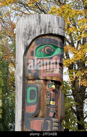 Cedar Man Holding Talking Stick - Carver: Richard Hunt 1988. Cowichan Valley, Vancouver Island, British Columbia, Canada. Foto Stock