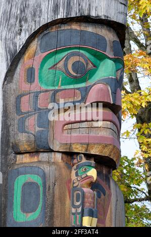 Cedar Man Holding Talking Stick - Carver: Richard Hunt 1988. Cowichan Valley, Vancouver Island, British Columbia, Canada. Foto Stock