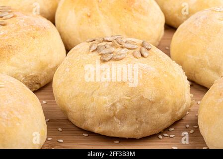 Primo piano di panino magro fatto in casa con semi di sesamo e girasole. Grappoli su un tagliere. Foto Stock