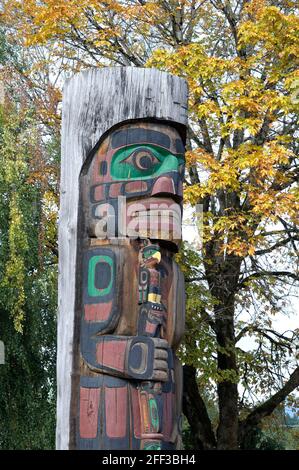 Cedar Man Holding Talking Stick - Carver: Richard Hunt 1988. Cowichan Valley, Vancouver Island, British Columbia, Canada. Foto Stock