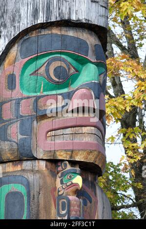 Cedar Man Holding Talking Stick - Carver: Richard Hunt 1988. Cowichan Valley, Vancouver Island, British Columbia, Canada. Foto Stock