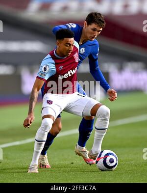 Jesse Lingard di West Ham United (a sinistra) e Andreas Christensen di Chelsea combattono per la palla durante la partita della Premier League allo stadio di Londra. Data immagine: Sabato 24 aprile 2021. Foto Stock