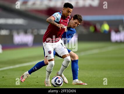 Jesse Lingard di West Ham United (a sinistra) e Andreas Christensen di Chelsea combattono per la palla durante la partita della Premier League allo stadio di Londra. Data immagine: Sabato 24 aprile 2021. Foto Stock