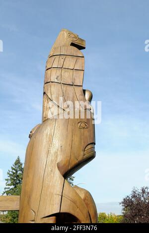 Thunderbird Killer Whale and Seal - Carver: Harold Joe 1987. Cowichan Valley, Vancouver Island, British Columbia, Canada. Foto Stock