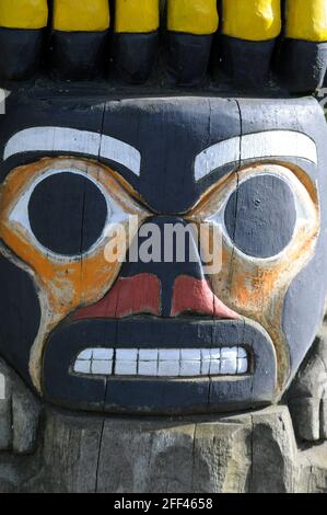 Eagle Holding Human Aover Eagle seduta su un uomo - Carvers: Harvey Alphonse e Nelson Canute 1987. Cowichan Valley, Vancouver Island, British Colum Foto Stock