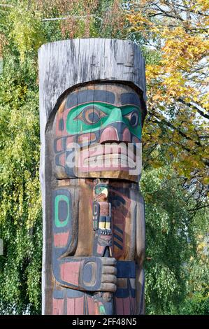 Cedar Man Holding Talking Stick - Carver: Richard Hunt 1988. Cowichan Valley, Vancouver Island, British Columbia, Canada. Foto Stock