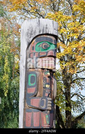 Cedar Man Holding Talking Stick - Carver: Richard Hunt 1988. Cowichan Valley, Vancouver Island, British Columbia, Canada. Foto Stock