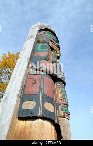 Cedar Man Holding Talking Stick - Carver: Richard Hunt 1988. Cowichan Valley, Vancouver Island, British Columbia, Canada. Foto Stock