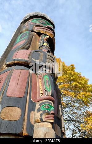 Cedar Man Holding Talking Stick - Carver: Richard Hunt 1988. Cowichan Valley, Vancouver Island, British Columbia, Canada. Foto Stock