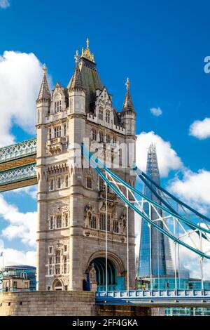 Primo piano del Tower Bridge con il grattacielo Shard sullo sfondo, Londra, Regno Unito Foto Stock