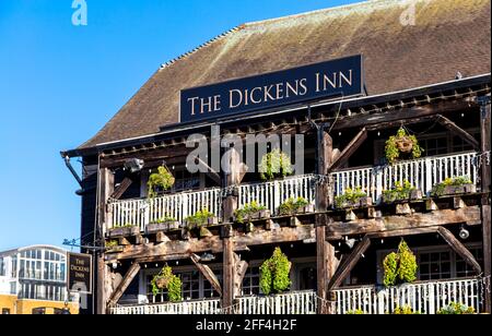 Il vecchio xviii secolo magazzino, ora il Dickens Inn pub e ristorante in St Katharine Docks, London, Regno Unito Foto Stock