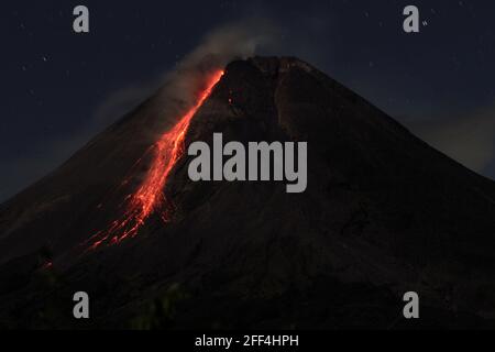 Yogyakarta, Indonesia. 23 Apr 2021. La lava scende dal cratere del Monte Merapi, il vulcano più attivo dell'Indonesia, visto da Turi a Yogyakarta il 24 aprile 2021. Monte Merapi con l'aumento dell'attività vulcanica dal novembre 2020 (Foto di Devi Rahman/INA Photo Agency/Sipa USA) Credit: Sipa USA/Alamy Live News Foto Stock