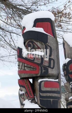 Rana sopra Bear Holding Seal - Carver: Richard Hunt 1988. Cowichan Valley, Vancouver Island, British Columbia, Canada. Foto Stock