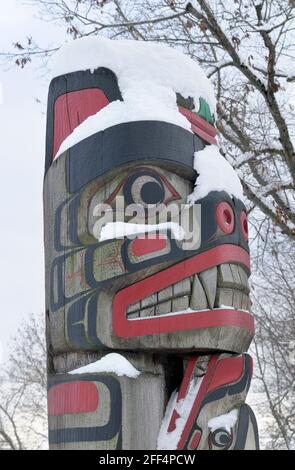 Rana sopra Bear Holding Seal - Carver: Richard Hunt 1988. Cowichan Valley, Vancouver Island, British Columbia, Canada. Foto Stock