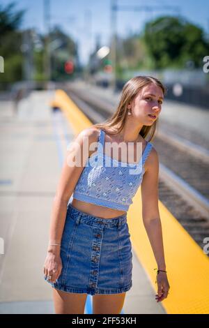 Dark Blonde Teen in attesa di un treno Foto Stock