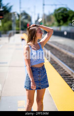 Dark Blonde Teen in attesa di un treno Foto Stock