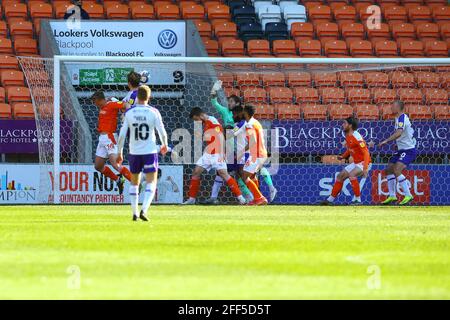 Bloomfield Road, Blackpool, Regno Unito. 24 Apr 2021. Matthew Pennington (29) di Shrewsbury si dirige in per renderlo 0 - 1 durante il gioco Blackpool v Shrewsbury Sky Bet League One 2020/21 Bloomfield Road, Blackpool, Inghilterra - 24 Aprile 2021 Credit: Arthur Haigh/Alamy Live News Foto Stock