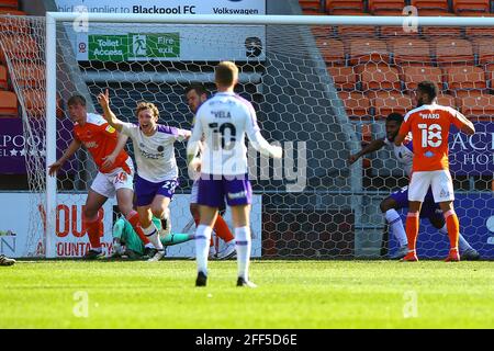 Bloomfield Road, Blackpool, Regno Unito. 24 Apr 2021. Matthew Pennington (29) di Shrewsbury dopo aver segnato l'unico obiettivo del gioco 0 - 1 durante il gioco Blackpool v Shrewsbury Sky Bet League One 2020/21 Bloomfield Road, Blackpool, Inghilterra - 24 Aprile 2021 Credit: Arthur Haigh/Alamy Live News Foto Stock