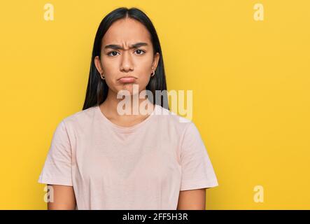Giovane donna asiatica che indossa abiti casual depressa e preoccupata per angoscia, piangendo arrabbiato e impaurito. Espressione triste. Foto Stock