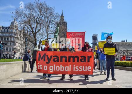 Londra, Regno Unito. 24 Apr 2021. Durante la dimostrazione, i manifestanti hanno un cartello con la scritta "yanmar è un problema globale" in Piazza del Parlamento. I manifestanti si sono riuniti per protestare contro il colpo di Stato militare in Myanmar e per chiedere al governo britannico di riconoscere il governo di unità nazionale del Myanmar. (Foto di Vuk Valcic/SOPA Images/Sipa USA) Credit: Sipa USA/Alamy Live News Foto Stock