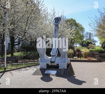 Un'ancora dell'Arca reale, presentata alla città di Plymouth nel 1980 da Lord Hill Norton l'ammiraglio della flotta, è orgoglioso del posto su Armada W. Foto Stock