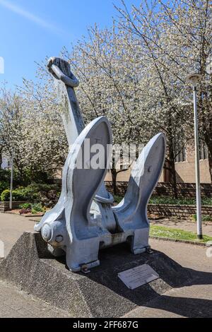 Un'ancora dell'Arca reale, presentata alla città di Plymouth nel 1980 da Lord Hill Norton l'ammiraglio della flotta, è orgoglioso del posto su Armada W. Foto Stock