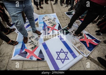 Gaza, Palestina. 24 Apr 2021. I manifestanti palestinesi hanno fatto un passo sulle foto del ministro della Difesa israeliano Benny Gantz e della bandiera israeliana a Khan Yunis, a sud della striscia di Gaza, durante una manifestazione anti-Israele sugli scontri notturni a Gerusalemme. (Foto di Yousef Masoud/SOPA Images/Sipa USA) Credit: Sipa USA/Alamy Live News Foto Stock