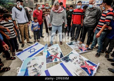 Gaza, Palestina. 24 Apr 2021. I manifestanti palestinesi hanno fatto un passo sulle foto del ministro della Difesa israeliano Benny Gantz e della bandiera israeliana a Khan Yunis, a sud della striscia di Gaza, durante una manifestazione anti-Israele sugli scontri notturni a Gerusalemme. (Foto di Yousef Masoud/SOPA Images/Sipa USA) Credit: Sipa USA/Alamy Live News Foto Stock