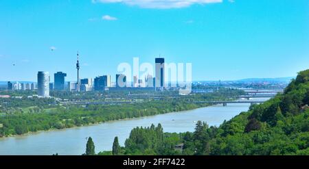 Vista panoramica su Vienna con Danubio e VIC (Vienna International Centre) - complesso cittadino uno Foto Stock