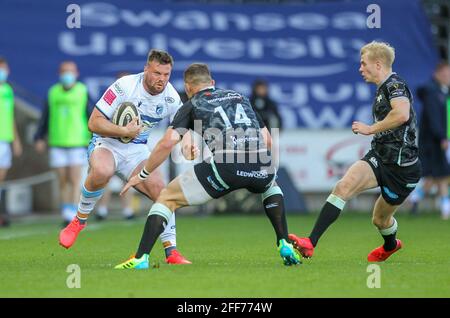 Liberty Stadium, Swansea, Glamorgan, Regno Unito. 24 Apr 2021. Rugby della Coppa dell'Arcobaleno, Ospreys contro Cardiff Blues; Owen Lane of Cardiff Blues evade il tentativo di affrontare George North of Ospreys Credit: Action Plus Sports/Alamy Live News Foto Stock