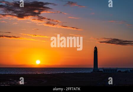 Barns Ness Lighthouse all'alba con un cielo colorato, East Lothian, Scozia, Regno Unito Foto Stock