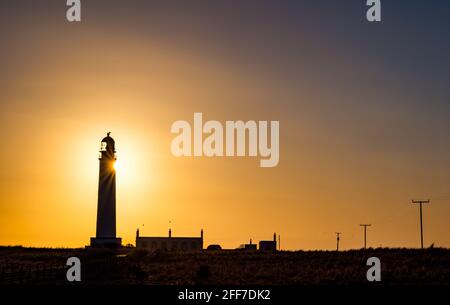 Barns Ness Lighthouse all'alba sunburst e cielo colorato, East Lothian, Scozia, Regno Unito Foto Stock