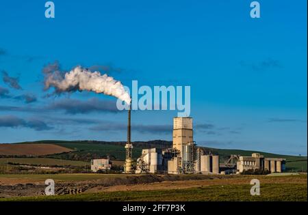 Dunbar cemento lavora sito industriale con vapore di vapore da cuoing torre in giornata di sole, East Lothian, Scozia, Regno Unito Foto Stock