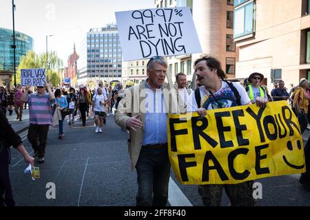 Londra, Regno Unito. 24 Apr 2021. Un manifestante in marcia con un banner che esprime la sua opinione attraverso la città durante la manifestazione. Le persone si riuniscono per protestare contro il passaporto sanitario COVID-19 proposto che richiederebbe che ogni persona che viaggia all'estero sia stata vaccinata. (Foto di Andy Barton/SOPA Images/Sipa USA) Credit: Sipa USA/Alamy Live News Foto Stock